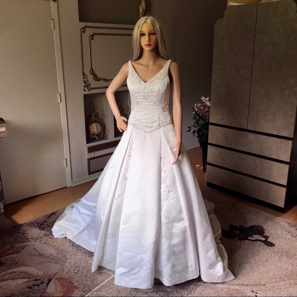 Demetrios ivory wedding dress Classic princess style v neck & long train